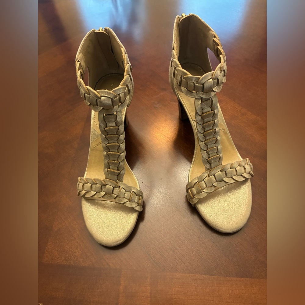 Drop Dead Gorgeous Adrienne Vittadini Gold Braided Heels!